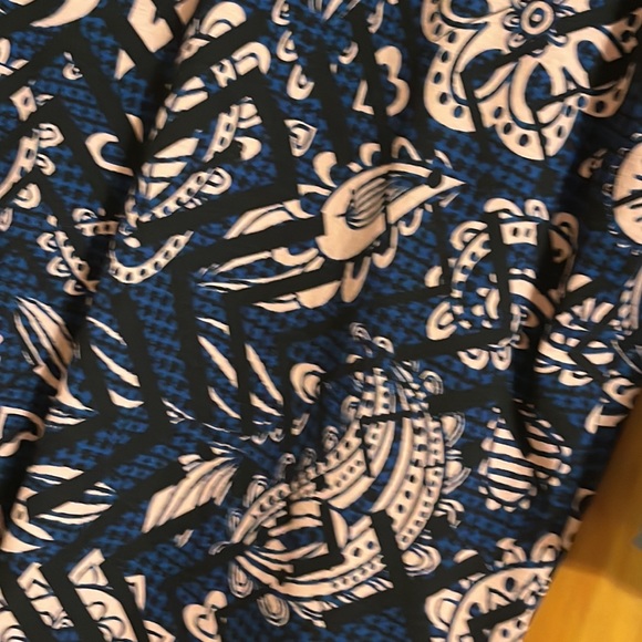 Valentines 💌 shirt Lighting makes it look cream bit it is blue and pink!! - Picture 5 of 9